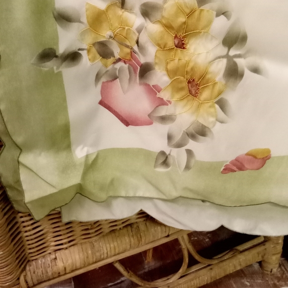 VINTAGE Tablecloth Sheer Floral 3D Magnolias/Marigolds  Embroidery Oblong 106x70 - Picture 6 of 8